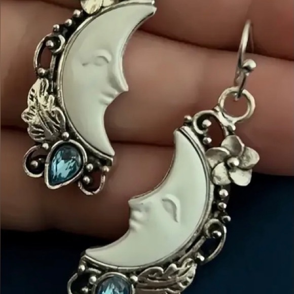 NIP Moon Face Flower Leaf Design With Blue Shiny Zirconia Dangle Earrings - Picture 2 of 5